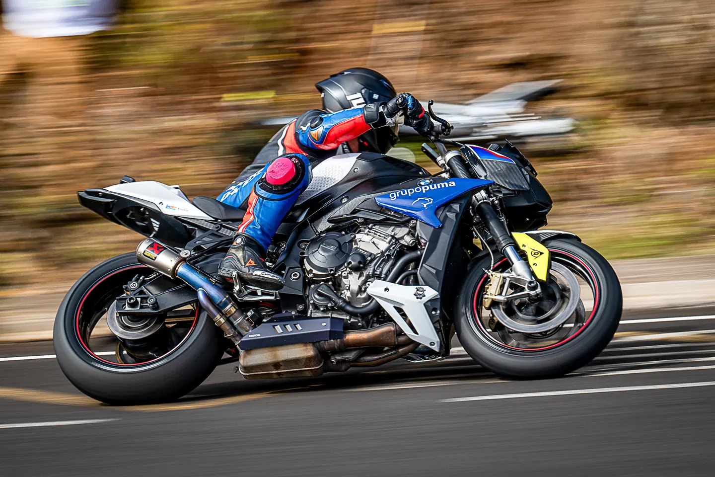 Moto azul en barrido con el fondo desenfocado