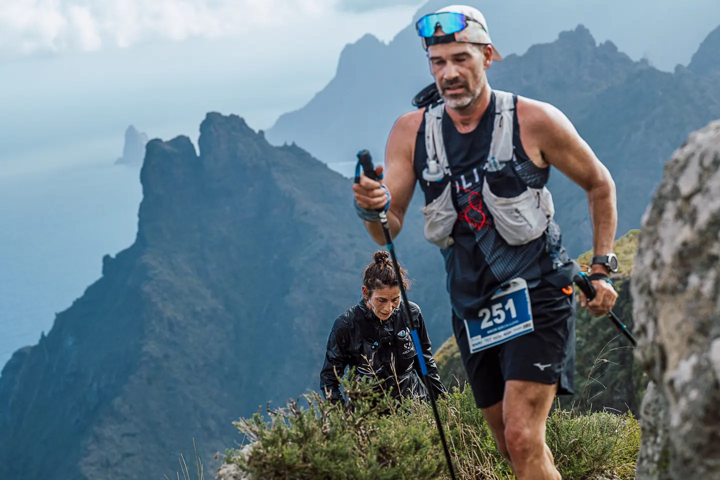 Corredor de trail con dorsal 251 junto a un acantilado